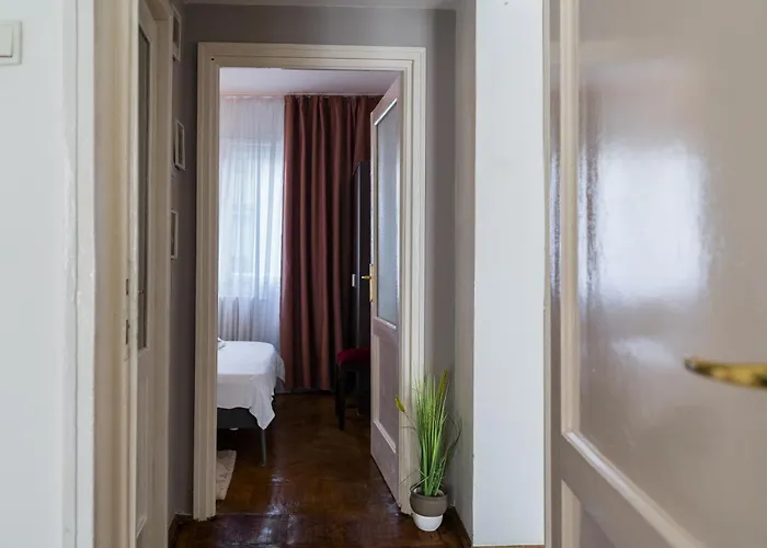 Opia - Old Town 布加勒斯特